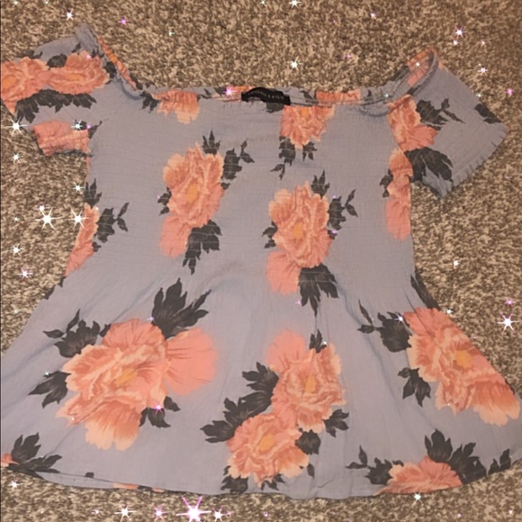 ✨Kendall & Kylie Jenner off the shoulder crop top✨ - Picture 1 of 3